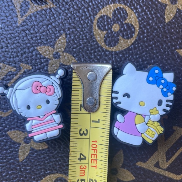 6 hello kitty croc charms - Picture 7 of 7